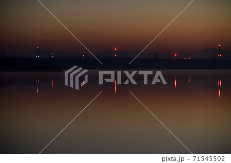 北海道苫小牧市ウトナイ湖の夜明け前の風景を撮影 71545502