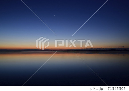北海道苫小牧市ウトナイ湖の夜明け前の風景を撮影 71545505
