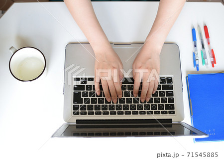 PCで作業する女性 PCで作業する女性 71545885