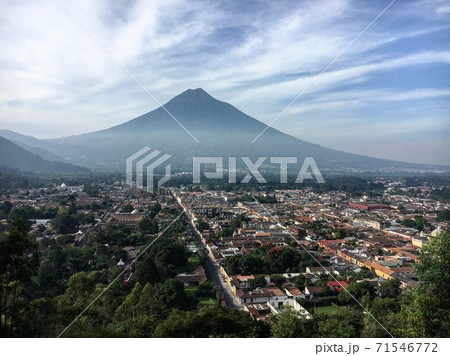 十字架の丘から眺めるアンティグア旧市街 in グアテマラ 71546772