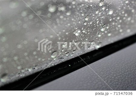 雨の日に車の窓の外に付く水滴 71547036
