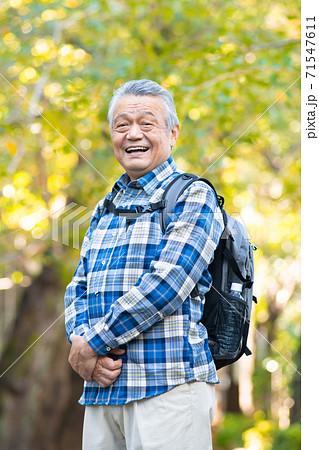 リュックを背負うシニア男性 散歩の写真素材