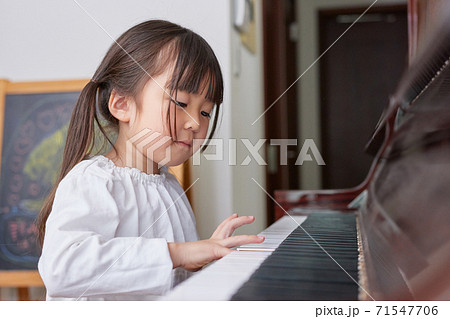 ピアノの練習をする女の子 71547706