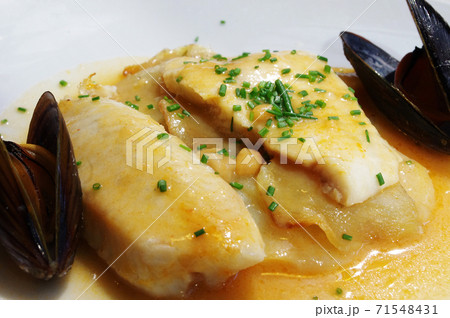 スペイン 伝統料理 バカラオ・アル・ピル・ピル スペイン 伝統料理 バカラオ・アル・ピル・ピル 71548431