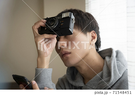 カメラと男性 71548451