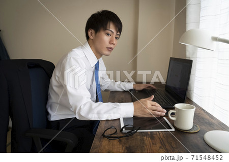 仕事をするビジネスマン 71548452