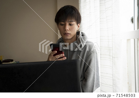 スマホを見る男性 スマホを見る男性 71548503