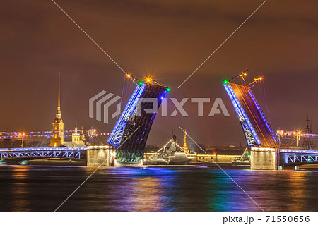 Neva river and open Palace (Dvortsovy) Bridge - Saint-Petersburg Russia 71550656
