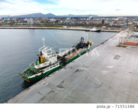 北海道苫小牧市苫小牧西港でふ頭に係留されている貨物船を空撮 北海道苫小牧市苫小牧西港でふ頭に係留されている貨物船を空撮 71551386