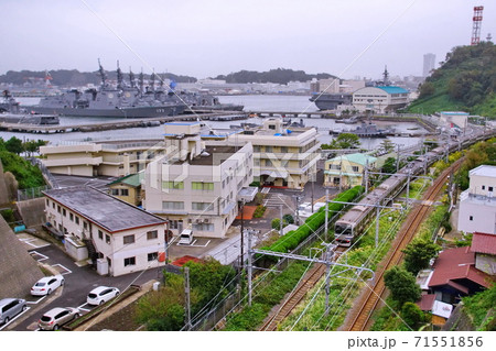 JR 横須賀線 ＆ 護衛艦 あたご （ 横須賀本港 ・ 吉倉桟橋 ） 71551856