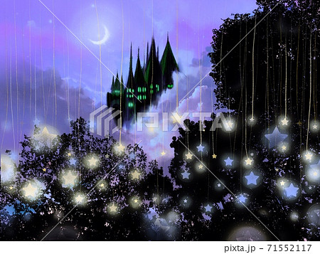 深い森の向こうに見える西洋の城のシルエットと星が輝く夜空 深い森の向こうに見える西洋の城のシルエットと星が輝く夜空 71552117