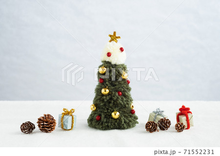 クリスマスツリーとプレゼント、素朴で可愛らしいクリスマスのイメージ クリスマスツリーとプレゼント、素朴で可愛らしいクリスマスのイメージ 71552231
