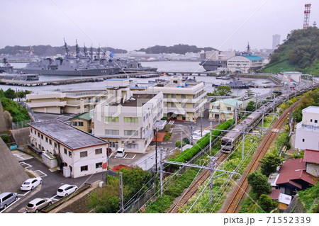 JR 横須賀線 ＆ 護衛艦 あたご （ 横須賀本港 ・ 吉倉桟橋 ） 71552339