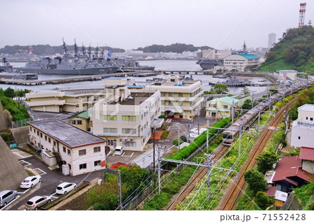 JR 横須賀線 ＆ 護衛艦 あたご （ 横須賀本港 ・ 吉倉桟橋 ） 71552428