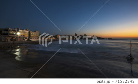 海 海岸 人 71552545
