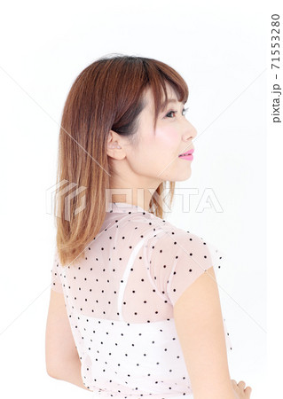 若い女性　ヘアスタイル 71553280