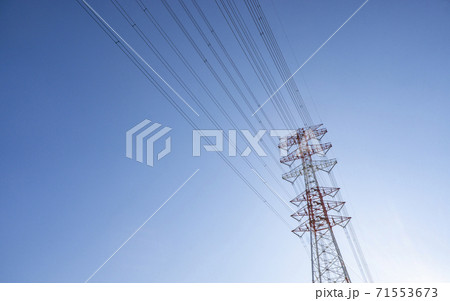 送電線と鉄塔 送電線と鉄塔 71553673