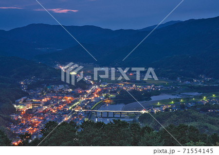 【冨士山公園展望台より大洲市内を一望 (夜景)】 愛媛県大洲市田口 【冨士山公園展望台より大洲市内を一望 (夜景)】 愛媛県大洲市田口 71554145