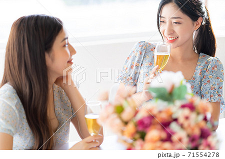 Women, party, drinking 71554278