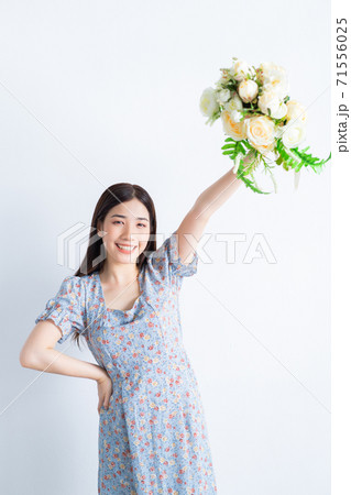 Beautiful woman holding flowers 71556025