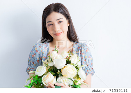 Woman holding flowers Woman holding flowers 71556111