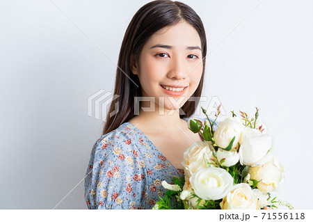 Woman holding flowers 71556118