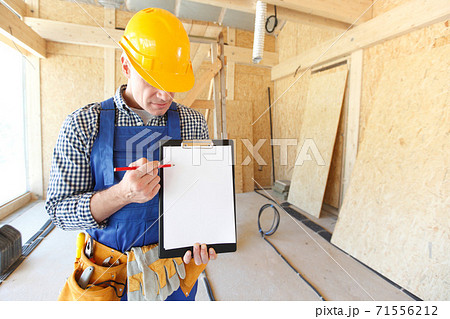 Worker showing document at site Worker showing document at site 71556212