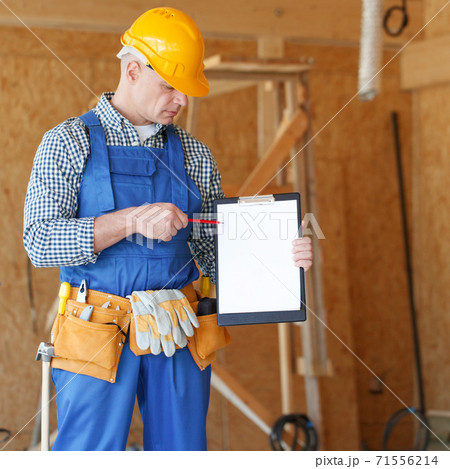 Worker showing document at site Worker showing document at site 71556214