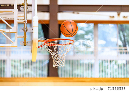 綺麗な体育館のバスケットボールのリングとボールの写真素材
