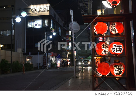 居酒屋の赤提灯 夜の路地裏 居酒屋の赤提灯 夜の路地裏 71557416