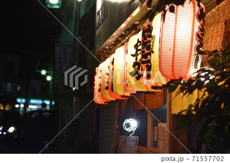 居酒屋の赤提灯　夜の路地裏 71557702