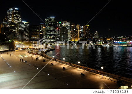 世界で最も美しいと言われている港街　シドニーの夜景 71558183