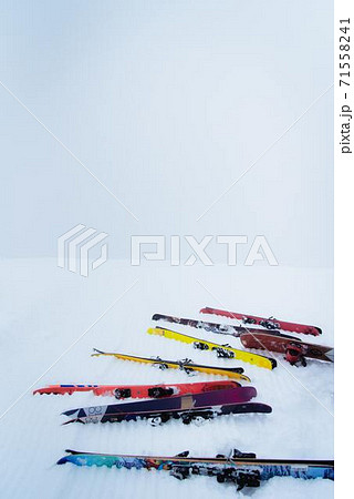 スキー場のゲレンデとカラフルなスキー板の写真素材