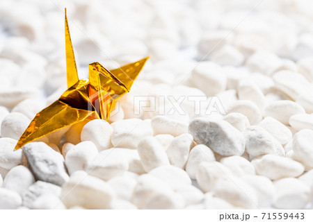白い玉砂利の上の金の折り鶴 白い玉砂利の上の金の折り鶴 71559443