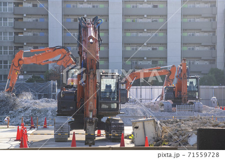 工事現場の重機 工事現場の重機 71559728