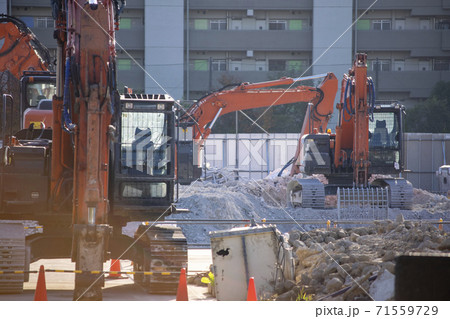 工事現場の重機 71559729