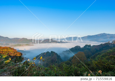 絶景早朝の国見ケ丘から見る雲海【宮崎県高千穂町】 71559816