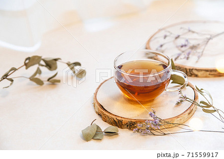 家でお茶を飲む。在宅でリラックス・おうち時間・休憩ティータイム。 家でお茶を飲む。在宅でリラックス・おうち時間・休憩ティータイム。 71559917