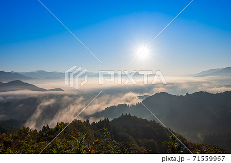絶景早朝の国見ケ丘から見る雲海と朝日【宮崎県高千穂町】 絶景早朝の国見ケ丘から見る雲海と朝日【宮崎県高千穂町】 71559967