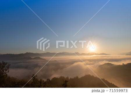 絶景早朝の国見ケ丘から見る雲海と朝日 宮崎県高千穂町 の写真素材