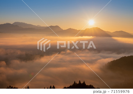 絶景早朝の国見ケ丘から見る雲海と朝日 宮崎県高千穂町 の写真素材