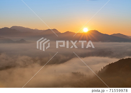 絶景早朝の国見ケ丘から見る雲海と朝日【宮崎県高千穂町】 絶景早朝の国見ケ丘から見る雲海と朝日【宮崎県高千穂町】 71559978