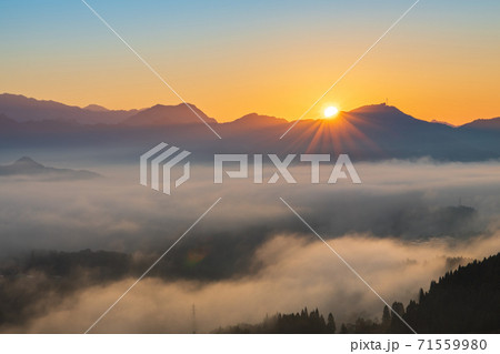 絶景早朝の国見ケ丘から見る雲海と朝日【宮崎県高千穂町】 71559980