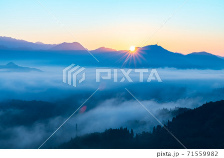 絶景早朝の国見ケ丘から見る雲海と朝日【宮崎県高千穂町】 絶景早朝の国見ケ丘から見る雲海と朝日【宮崎県高千穂町】 71559982