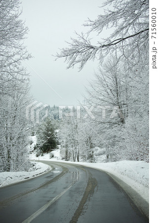 Winter snowy road. 71560010