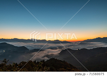 絶景早朝の国見ケ丘から見る雲海と朝日 宮崎県高千穂町 の写真素材