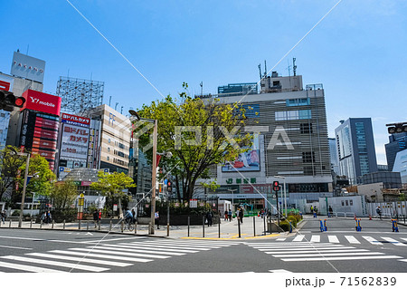 快晴の新宿駅東口 駅前 71562839