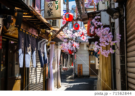 新宿西口思い出横丁 閑散とした昼間 71562844