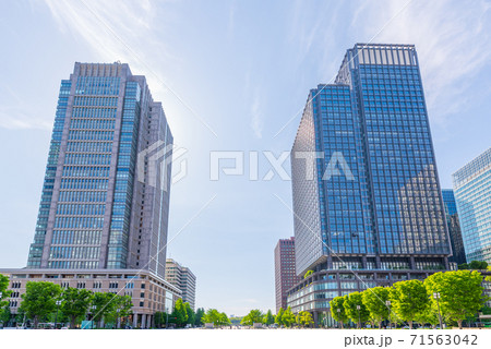青空の東京駅前・丸の内の都市風景 青空の東京駅前・丸の内の都市風景 71563042
