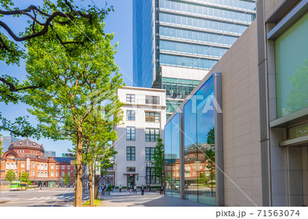 青空の東京駅前・丸の内の都市風景 71563074